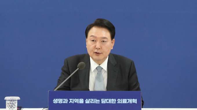 대통령실이 26일 의료계의 의대 정원 증원 2000명 철회 요구에 대해 현실적으로 불가능하다고 일축했다. 사진은 윤석열 대통령이 지난해 10월19일 충북대학교 개신문화관에서 열린 생명과 지역을 살리는 담대한 의료개혁, 필수의료혁신 전략회의에서 모두발언을 하는 모습. /사진=뉴스1(충북사진공동취재단) 