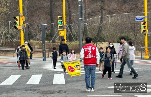 국민의힘 안철수 의원은 경기 분당갑 재선에 도전한다. 사진은 지난 25일 경기 성남시에 위치한 판교대장초등학교 앞에서 교통 봉사를 하는 안 의원의 모습. /사진= 김가현 기자