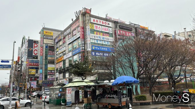 야탑동은 낙후된 아파트 단지와 상가가 몰려있어 많은 주민이 재건축을 원하고 있다. 사진은 야탑역 4번 출구 앞 상가들의 모습. /사진= 김가현 기자