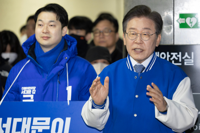이재명 더불어민주당 대표가 '대장동·백현동 개발비리·성남FC 후원금 의혹' 관련 재판 출석을 앞두고 "정치 검찰이 야당 대표의 손발을 묶고 싶어 한다"고 비판했다. 사진은 이 대표(오른쪽)가 26일 서울 서대문구 아현역에서 김동아 민주당 서대문구갑 후보와 함께 출근길 시민들에게 인사하는 모습. /사진=뉴스1(공동취재)