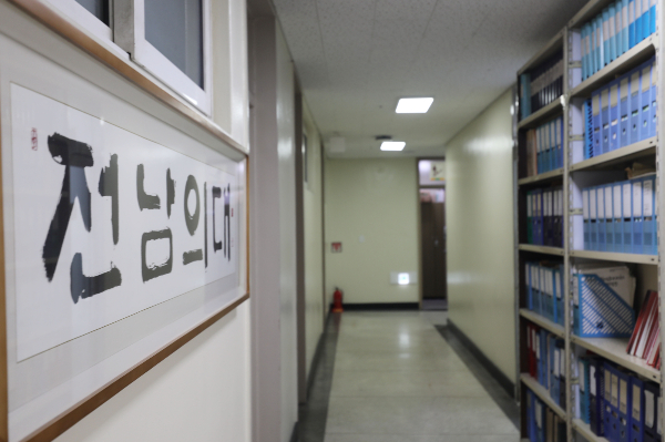광주지역 3차 상급종합병원인 전남대학교병원과 조선대학교병원 교수들이 사직 행렬에 동참했다. 전남대 의대와 조선대 의대 재학생들의 동맹 휴학이 길어져 학사 일정을 거듭 연기하는 상황이다. 의대 교수들이 집단사직서 제출을 예고한 지난 25일 광주 동구 전남대병원의 교수연구실이 위치한 연구동이 비어 있다. /사진=뉴스1