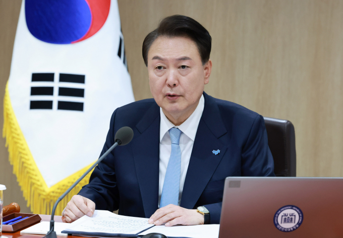 윤석열 대통령이 26일 진행된 국무회의에서 의대 증원은 의료개혁의 출발점이라며 지역완결적 필수의료체계 구축을 강조했다. 사진은 윤 대통령이 26일 서울 용산 대통령실 청사에서 열린 국무회의를 주재하는 모습. /사진=뉴시스(대통령실통신사진기자단) 