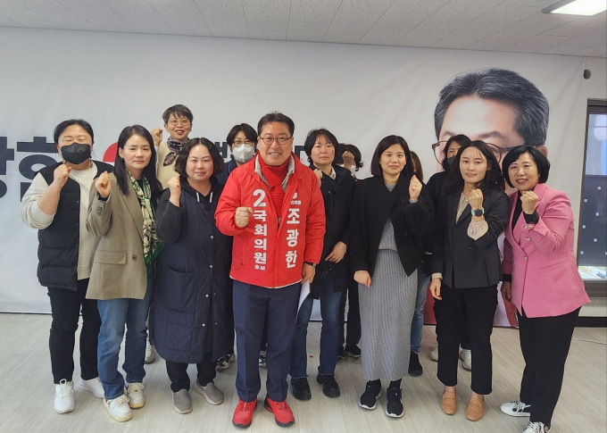 조광한 후보가 퇴계원 학부모들과의 간담회를 마친 뒤 기념 촬영을 하고 있다. /사진제공=조광한 선거캠프