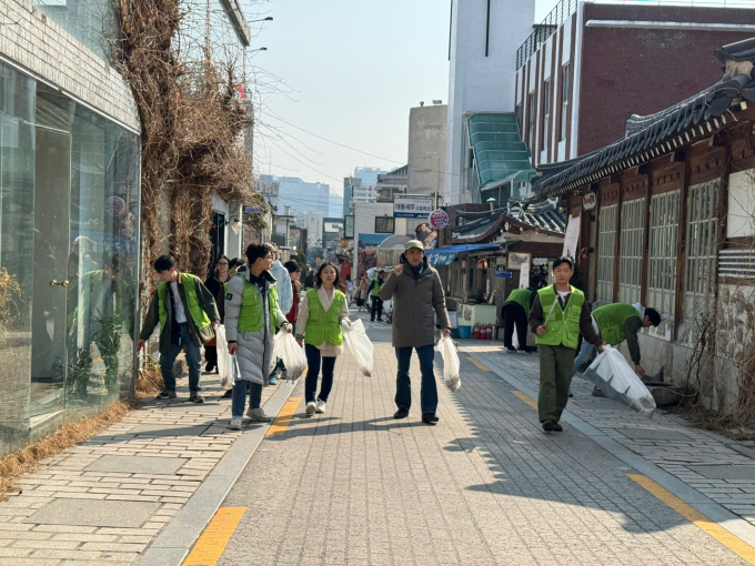 현대엔지니어링이 배우 김석훈(오른쪽 두번째)과 서울 북촌 일대에서 환경 정화 봉사활동을 실시했다. /사진=현대엔지니어링