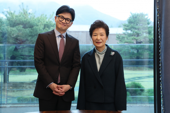 한동훈 국민의힘 비상대책위원장이 박근혜 전 대통령 사저를 방문해 약 30분동안 예방했다. 사진은 한 위원장(왼쪽)이 26일 대구 달성군 박 전 대통령과 함께 기념촬영을 하는 모습. /사진=뉴시스(국민의힘 제공) 