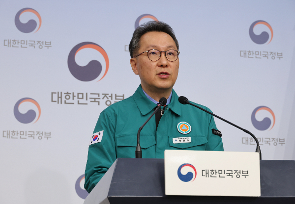 정부가 의대 정원 2000명 증원 후속 절차를 5월 안으로 마무리하겠다며 의대 교수를 포함한 의료계에 조건 없이 대화해 달라고 당부했다. 박민수 보건복지부 제2차관이 26일 브리핑을 하고 있다. /사진=뉴시스