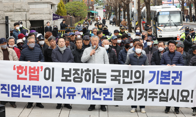 대한육견협회가 지난 1월 국회에서 통과한 개식용금지 특별법이 위헌이라며 헌법재판소에 헌법소원을 제기했다. 사진은 26일 서울 종로구 헌법재판소 앞에서 개식용금지법 헌법 소송 기자회견을 하고 있는 대한육견협회. /사진=뉴스1