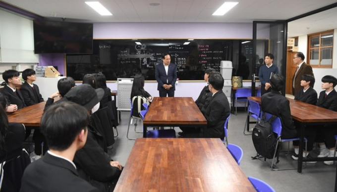 이권재 오산시장(가운데)이 운천고등학교에 25일 방문해 코리아로봇챔피언십에서 오산을 대표해 우수한 역량을 펼친 로봇동아리 학생들을 격려하고 있다. / 사진제공=오산시
