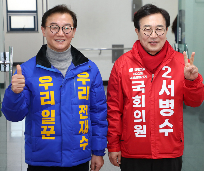부산 북구갑 전재수 더불어민주당 후보와 서병수 국민의힘 후보의 지지율 격차가 9%포인트로 오차 범위(95% 신뢰수준에 ±4.4%포인트) 밖을 기록했다. 사진은 제22대 국회의원을 뽑는 4·10 총선 후보자 등록이 시작된 지난 21일 부산 북구갑에 출마하는 서 후보(오른쪽)와 전 후보가 후보자 등록을 마친 뒤 기념촬영을 하는 모습. /사진=뉴스1
