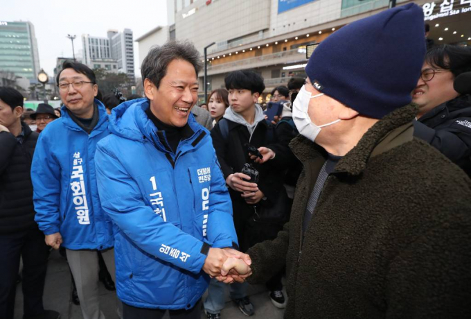 임종석 전 대통령 비서실장이 더불어민주당 지원 유세에 나설 것이라고 밝혔다. 사진은 지난달 28일 오후 서울 성동구 왕십리역 광장에서 시민들에게 인사를 하고 있는 임종석 전 비서실장. /사진= 뉴스1