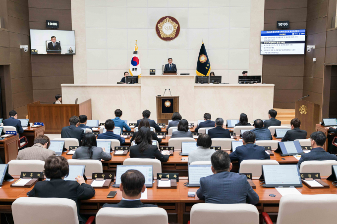 용인특례시의회(의장 윤원균)는 26일 본회의장에서 제2차 본회의를 열고 제281회 임시회를 마무리했다. / 사진제공=용인특례시