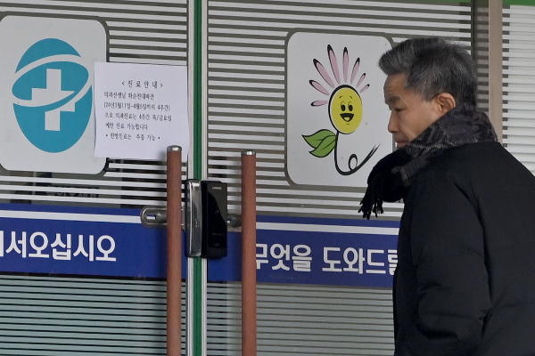 정부의 의과대학 증원 정책에 반대하는 의료계의 집단행동으로 인한 공공의료 공백을 메우기 위해 지역 공보의들이 차출되면서 지역의료에 큰 공백이 생기고 있다. 지난 12일 오후 전남 화순군 이서보건지소 주변에서 한 마을 주민이 관련 안내문을 보고 있다. /사진=뉴시스