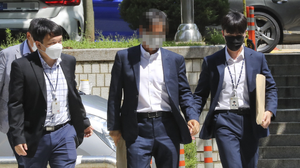  더불어민주당 돈봉투 살포 의혹의 총책으로 지목된 송영길 전 더불어민주당 대표의 전직 보좌관 박용수씨의 결심 공판일이 다음달 30일로 미뤄졌다. 사진은 지난해 7월3일 서울 서초구 서울중앙지법에서 열린 구속 전 피의자 심문(영장실질심사)에 출석하는 박씨. /사진=뉴시스