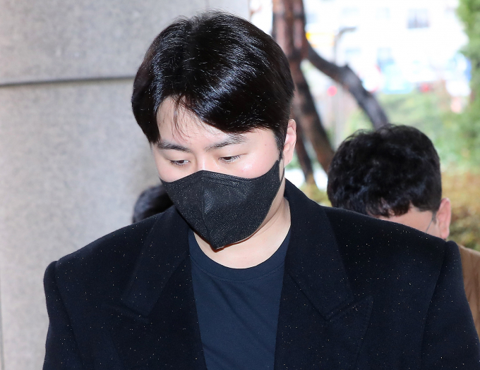 음주운전 등의 혐의로 기소됐던 가수 겸 배우 이루(41·본명 조성현)가 항소심에서도 집행유예 판결을 받아 실형을 면했다. 사진은 이날 오전 서울 마포구 서부지방법원에서 진행된 항소심 선고 공판에 출석한 가수 겸 배우 이루. /사진=스타뉴스