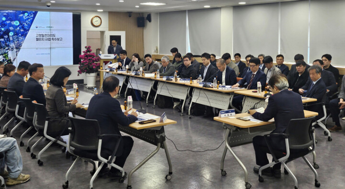 이동환 고양특례시장(가운데)이 지난 25일 고정밀 전자지도 구축 챌린지 사업 착수보고회를 개최하고 활성화 방안에 대한 심도 있는 논의를 진행했다. / 사진제공=고양특례시