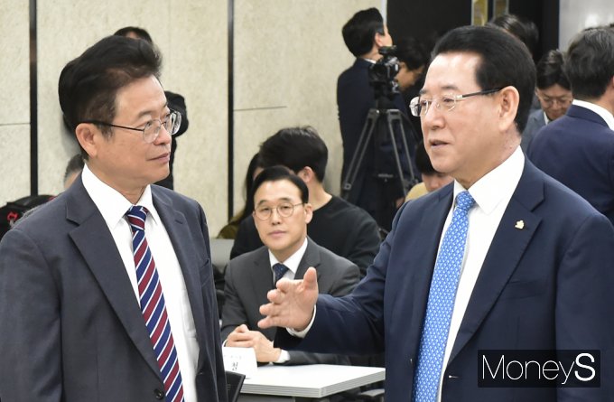 [머니S포토] 지방권 산단 예타면제 추진 입주협약식, 의견 나누는 전남·경북 지사