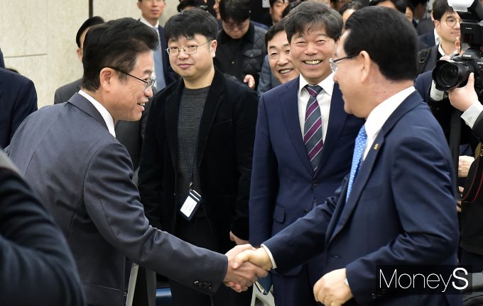 [머니S포토] 지방권 산단 예타면제 추진 입주협약식, 의견 나누는 전남·경북 지사