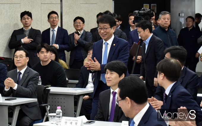 [머니S포토] 박상우 국토 장관 '지방권 산단 예타면제 추진' 입주협약 체결식, 참석