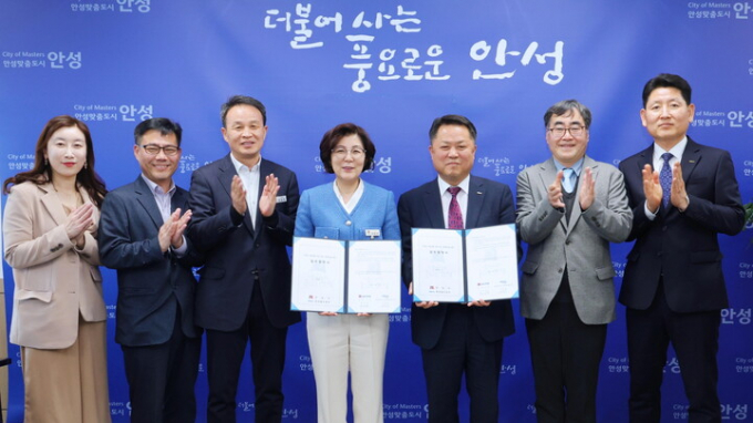  김보라 안성시장(왼쪽 네번째)이 지난 25일 이선관 한국철도공사 광역철도본부장(왼쪽 다섯번째)와 '안성시 2단계 무상교통 지원 사업' 추진을 위한 업무협약을 체결한 뒤 기념촬영을 하고 있다. / 사진제공=안성시