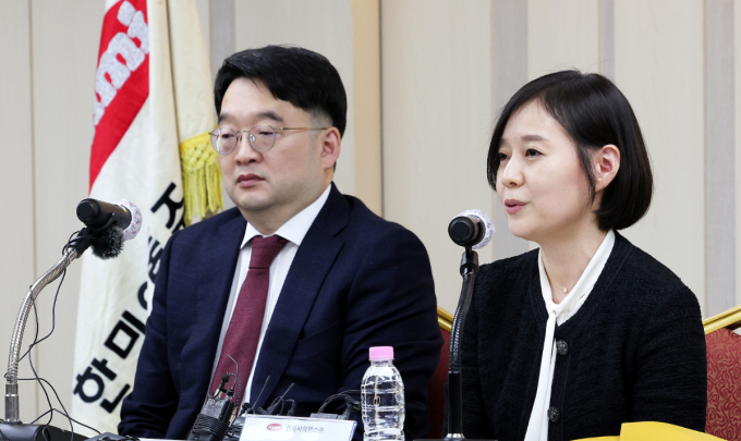 OCI그룹과 한미약품그룹이 통합을 앞두고 상반된 모습을 보이고 있다. 사진은 지난 25일 기자간담회에 참석한 이우현 OCI홀딩스 회장(왼쪽)과 임주현 한미사이언스 사장. /사진=뉴스1