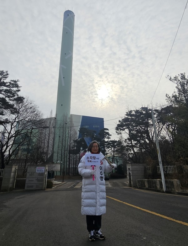 이수정 국민의힘 수원정 국회의원 후보가 영통소각장 앞에서 소각장이전 특별법 제정 공약을 발표하고 있다. / 사진제공=이수정 국회의원 후보 캠프 