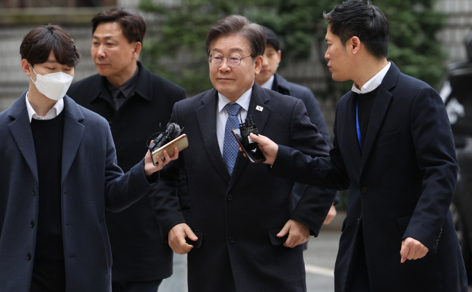 이재명 더불어민주당 대표가 4·10 총선 전날에 '대장동·백현동·성남FC 등 의혹' 관련 재판이 잡히자 "대선에서 진 죗값을 치르는 것"이라고 말했다. 사진은 이 대표(가운데)가 26일 서울 서초구 중앙지방법원에서 열린 '대장동·백현동·성남FC 등 의혹' 관련 공판에 출석하는 모습. /사진=뉴스1