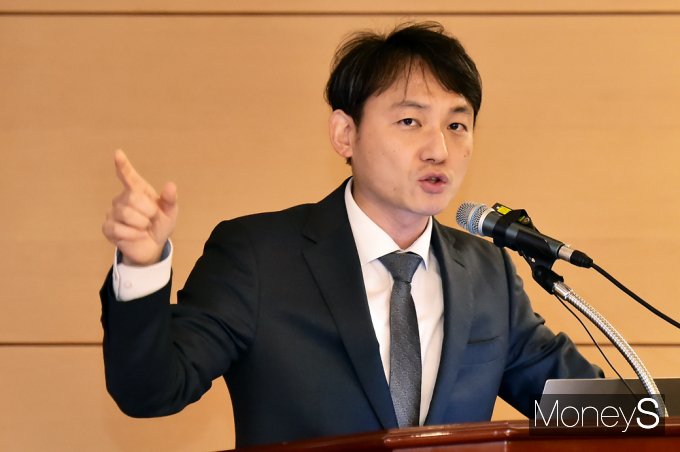 이승훈 리얼비전경제연구소 대표가 제18회 머니톡콘서트 ''돈'이 보이는 서울 재개발·재건축 정비사업 로드맵'에서 '용산·한강변·역세권 서울 핵심 지역 이슈와 동향'을 주제로 강연하고 있다./사진=임한별 기자