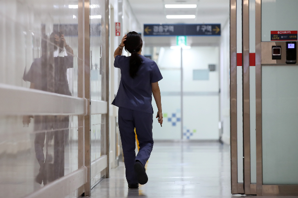 의료 공백으로 진료보조(PA) 간호사가 전공의 일부 업무를 대신하고 있는 상황에 대해 간호사들이 반발하고 있다. 지난 8일 대구의 한 대학병원에서 간호사가 응급실로 향하고 있다. /사진=뉴스1