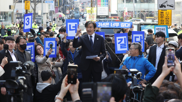 편상욱 SBS 앵커가 조국 조국혁신당 대표의 부산 사투리를 일본어냐고 물은 것에 대해 사과했다. 사진은 지난 21일 오후 부산 부산진구에서 시민들의 지지를 호소하는 조 대표. /사진=뉴스1