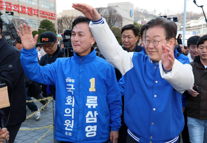 이재명 더불어민주당 대표가 모교인 중앙대학교를 찾아 "방관과 외면은 중립이 아니다"라며 투표를 독려했다. 사진은 지난 26일 오후 서울 동작구 중앙대학교병원 앞에서 시민들에게 인사를 하고 있는 류삼영 동작을 후보와 이재명 대표. /사진= 뉴시스 