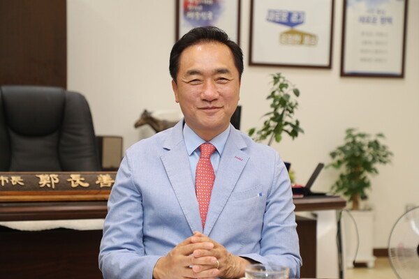 평택시 공직자들에게 '당당하게 업무에 임할 것'을 당부한 정장선 시장. / 사진제공=평택시