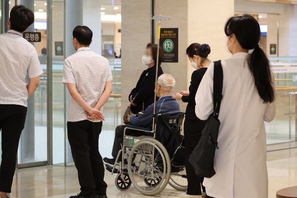 전국의과대학 교수협의회가 '주 52시간 근무'를 지켜달라는 내용의 공문을 전국 수련병원 병원장들에게 발송했다. 서울 소재 한 종합병원에 사람들이 들어가고 있다. /사진=뉴스1