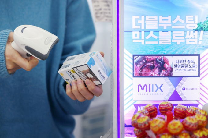 나이를 속인 미성년자에게 술과 담배를 팔았더라도 판매자가 신분증을 확인했다면 과징금 등을 면제받을 수 있도록 법령이 개정됐다. /사진=뉴스1
