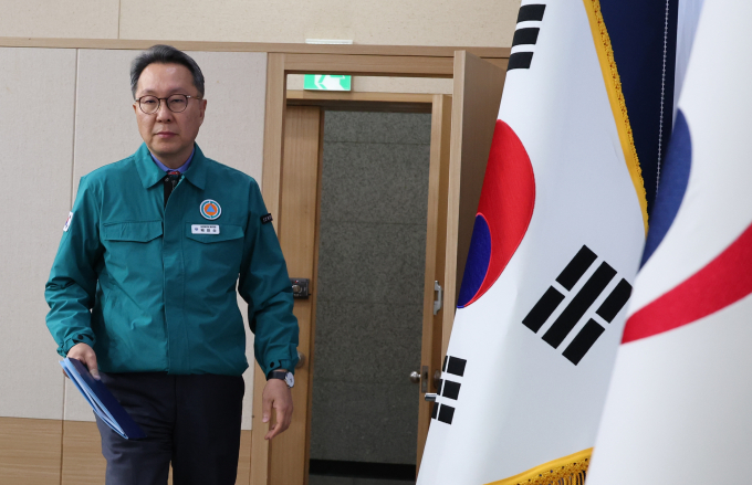 정부가 의대 정원 2000명 증원 후속 절차를 5월 안으로 마무리하겠다며 의대 교수를 포함한 의료계에 조건 없이 대화해 달라고 당부했다. 박민수 보건복지부 제2차관이 26일 브리핑을 위해 단상에 오르고 있다. /사진=뉴시스