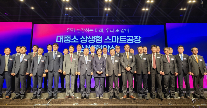 포스코가 26일 서울 여의도 중소기업중앙회에서 중소벤처기업부 및 중소기업중앙회, 대한상공회의소 등과 함께 대·중소 상생형 스마트공장 상생협약을 체결했다. 앞줄 왼쪽 세번째 김용수 포스코 구매투자본부장, 일곱번째 오영주 중소벤처기업부 장관. /사진=포스코