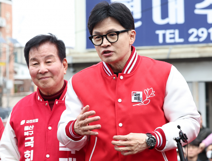 한동훈 국민의힘 비상대책위원장이 정부와 의사단체가 대화할 때 의제를 제한할 문제는 아니라고 말했다. 사진은 한 위원장(오른쪽)이 26일 울산과 울주지역 후보들과 함께 울산 북구 호계시장을 찾아 지지를 호소하는 모습. /사진=뉴스1