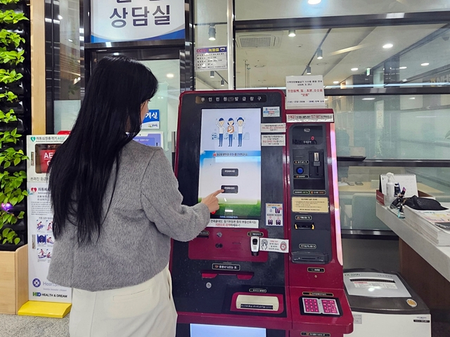 한 시민이 에천군 무인민원발급기를 이용하고 있다./사진제공=경북 예천군