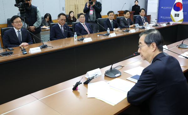한덕수 국무총리가 서울대학교 의과대학에서 의료계 주요 관계자들과 주요 대학 총장들을 만났다. 사진은 26일 서울 종로구 서울대학교 의과대학에서 열린 의료 개혁 관련 현안 간담회에서 발언하는 한 총리. /사진=뉴스1