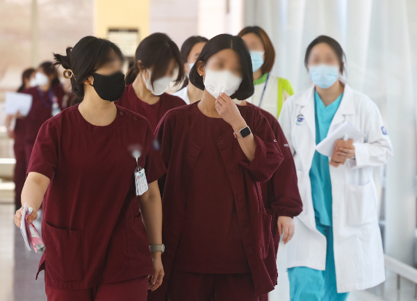 간호사들이 정부의 'PA 간호사 업무 확대 시범사업'에 대해 반발하고 나선 가운데 정부는 1900명의 PA 간호사를 추가로 증원한다. 지난 8일 오후 서울 시내 한 대학병원에서 간호사들이 이동하고 있다. /사진=뉴시스 
