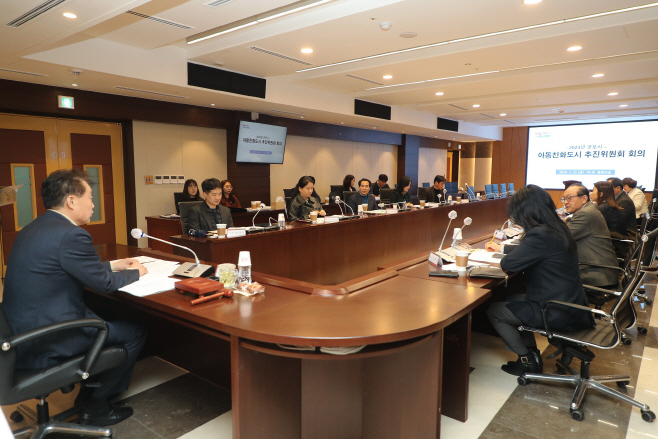 군포시는 최근 '2024년 군포시 아동친화도시 추진위원회 회의'를 개최했다. 하은호 시장(가운데)이 회의를 주재하고 있다. / 사진제공=군포시