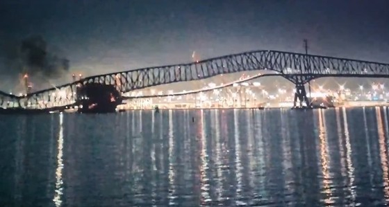 미국 메릴랜드 볼티모어에서 화물선 충돌로 다리가 무너졌다. 사진은 26일(현지시각) 미국 메릴랜드주 볼티모어의 프란치스 스콧 케이 교량 다리 부분이 대형 선박과 충돌해 다리 전체가 휘어지고 있다. /사진=뉴스1(엑스<X·옛 트위터> 캡쳐)