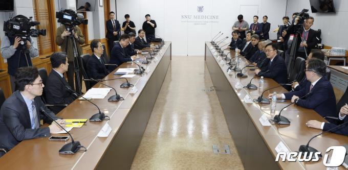 한덕수 국무총리가 26일 서울 종로구 서울대학교 연건캠퍼스 의과대학에서 열린 의료 개혁 관련 현안 논의에서 모두발언을 하고 있다. (공동취재) 2024.3.26/뉴스1 ⓒ News1 김진환 기자