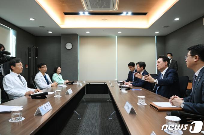 윤석열 대통령이 26일 충북 청주시 한국병원을 방문해 현장 의료진과 간담회룰 하고 있다. (대통령실 제공) 2024.3.26/뉴스1 ⓒ News1 오대일 기자