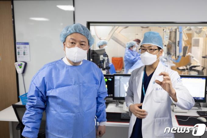 윤석열 대통령이 26일 충북 청주시 한국병원을 방문해 심혈관센터를 둘러보고 있다. (대통령실 제공) 2024.3.26/뉴스1 ⓒ News1 오대일 기자