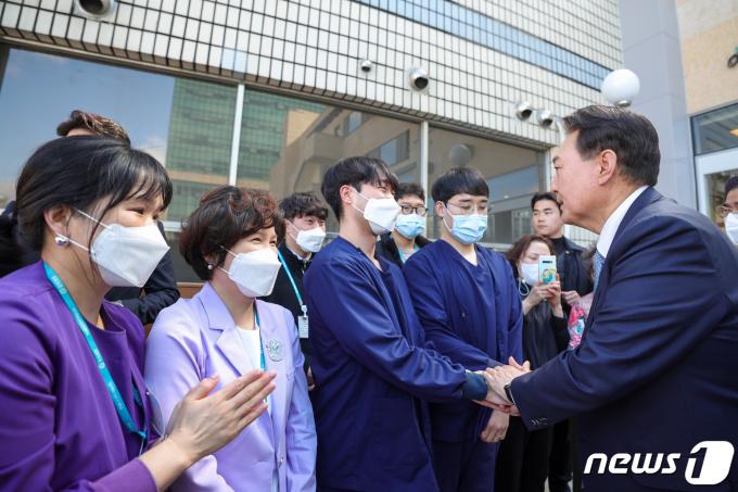 윤석열 대통령이 26일 충북 청주시 한국병원을 방문해 현장 의료진과 간담회를 진행한 후 환송 나온 의료진을 격려하고 있다. (대통령실 제공) 2024.3.26/뉴스1 ⓒ News1 오대일 기자