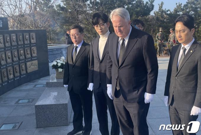 [사진] 국민의미래, 천안함 용사 위령탑 참배