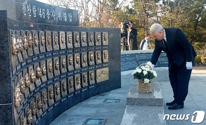 [사진] 인요한 위원장, 천안함 용사 위령탑 참배