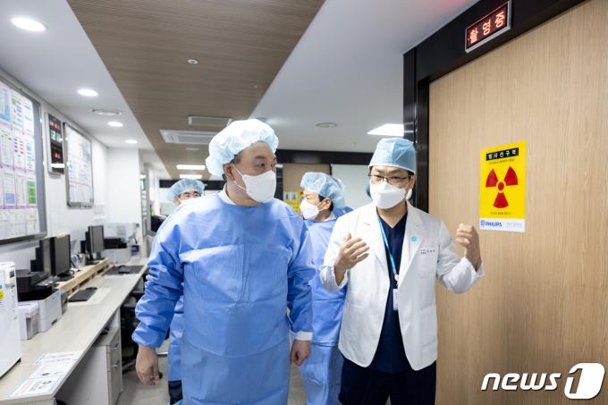 윤석열 대통령이 26일 충북 청주시 한국병원을 방문해 심혈관센터를 둘러보고 있다. (대통령실 제공) 2024.3.26/뉴스1 ⓒ News1 오대일 기자