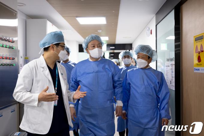 윤석열 대통령이 26일 충북 청주시 한국병원을 방문해 심혈관센터로 이동하고 있다. (대통령실 제공) 2024.3.26/뉴스1 ⓒ News1 오대일 기자