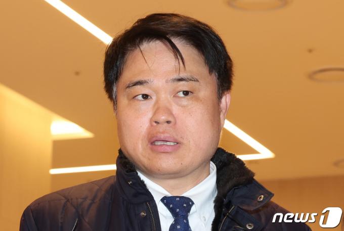 임현택 대한소아청소년과의사회장이 24일 오후 서울 용산구 대한의사협회에서 열린 의대정원 증원 저지를 위한 비상대책위원회 제5차 회의에 입장하고 있다. 2024.3.24/뉴스1 ⓒ News1 박지혜 기자